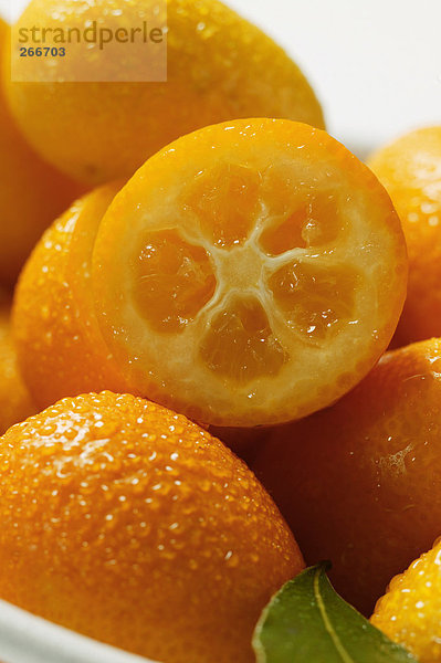 Kumquats mit Wassertropfen
