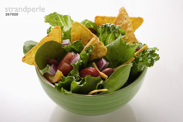 Mexikanischer Salat mit Gemüse und Tacochips