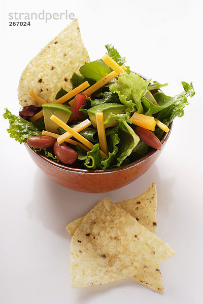 Mexikanischer Salat mit Gemüse  Käse und Tortillachips