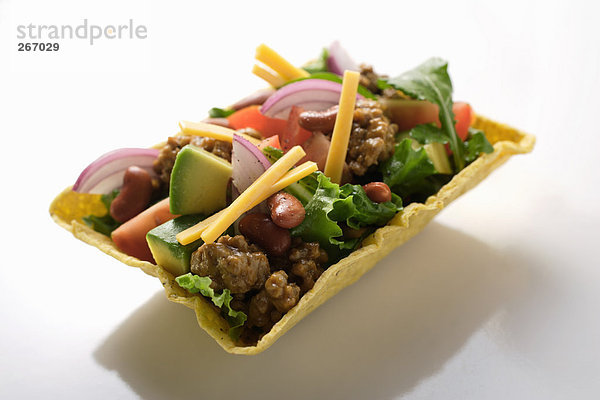 Salat mit Hackfleisch  Gemüse  Käse in Taco-Shell (Mexiko)