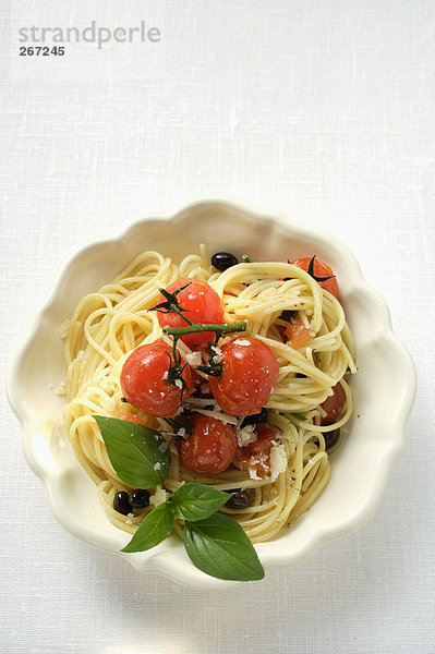Spaghetti mit Kirschtomaten  Oliven  Käse und Basilikum