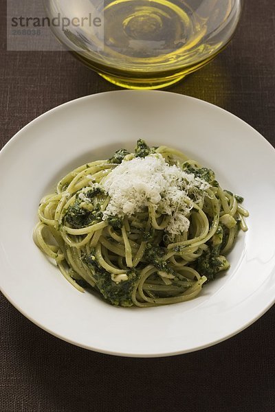 Linguine mit Pesto und Parmesan  Olivenöl