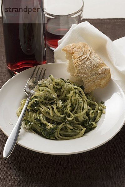 Linguine mit Pesto und Parmesan  Weissbrot  Rotwein