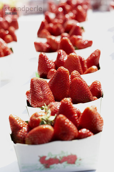 Frische Erdbeeren in Pappschälchen