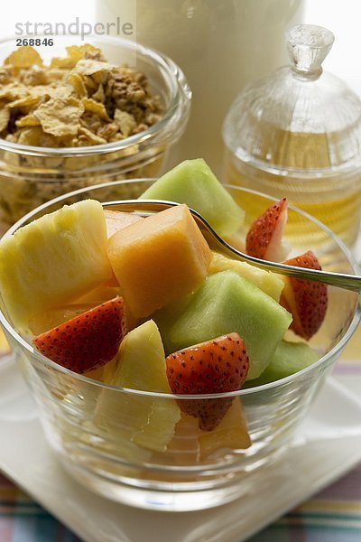 Obstsalat  Cerealien und Honig für ein gesundes Frühstück