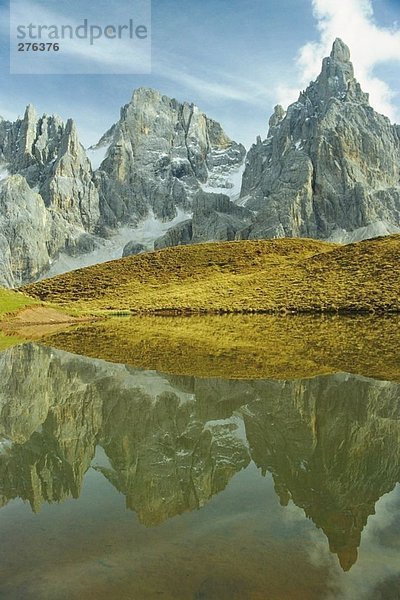 Reflexion des Berges im Wasser  Pala di San Martino  Dolomiten Trentino-Alto Adige  Italien