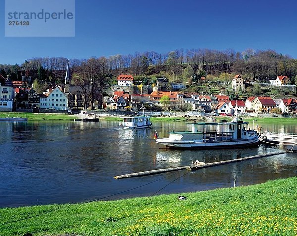 Motorboote in Wasser mit einer Stadt im Hintergrund  Elbe River  Saxon  Schweiz