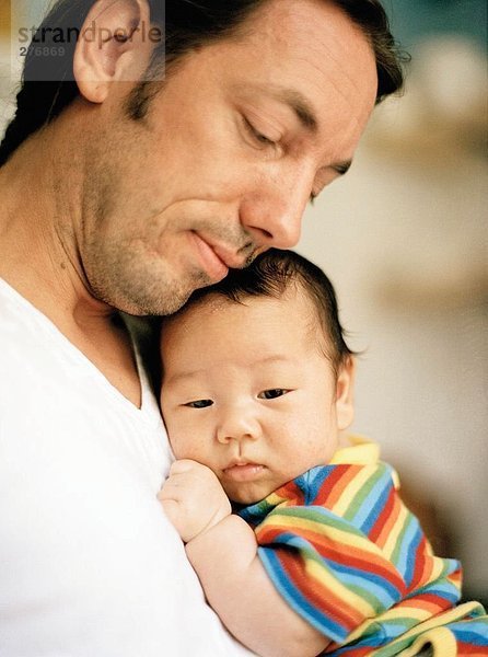 Portrait eines Vaters mit einem Baby.