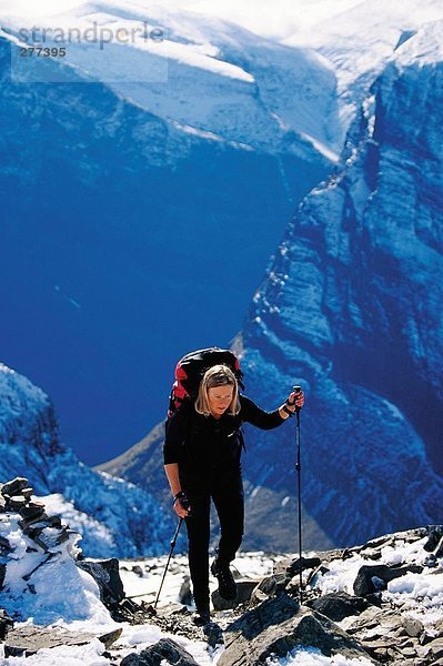 Eine Wandern Frau mit Bergen im Hintergrund.