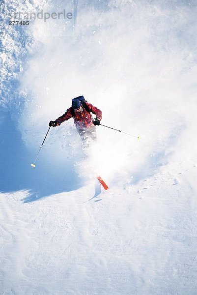 Ein Mann Skifahren abseits der Piste.