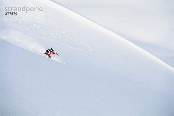 Ein Skifahrer in eine Skipiste.