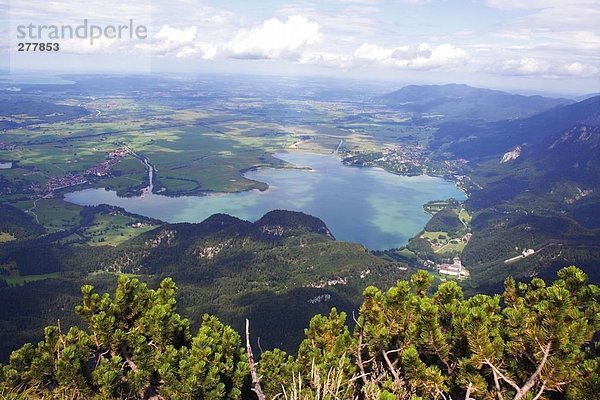 Luftbild des Sees  Mt Herzogstand  Kochelsee  Bayern  Deutschland