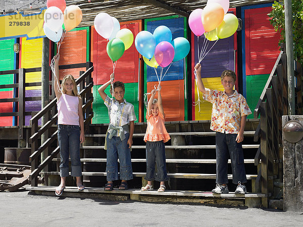 Kinder mit Ballons
