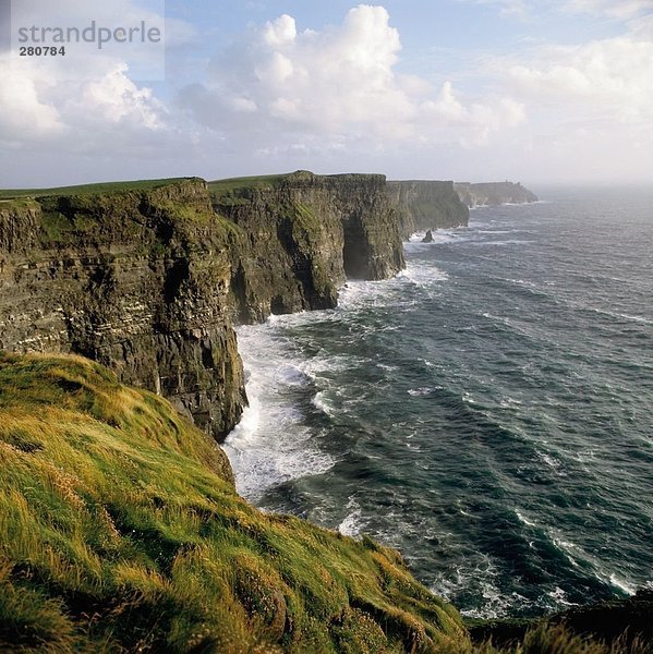 Erhöhte Ansicht der Klippen an der Küste  Cliffs Of Moher  den Burren  County Clare  Republik Irland