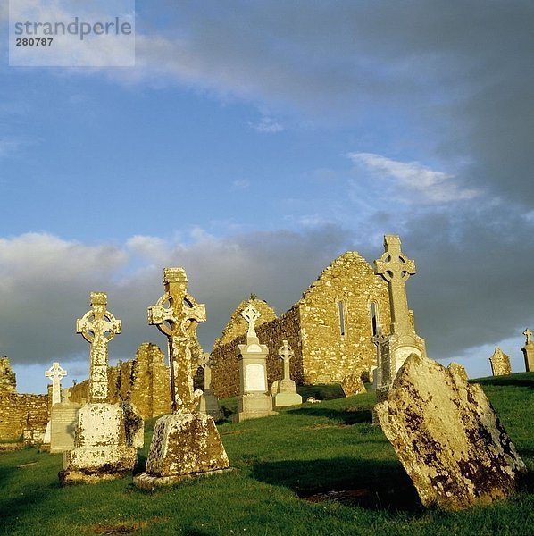 Gräber auf dem Friedhof in der Nähe von alten Ruinen Kirche  Clonmacnoise  Irland
