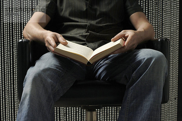Mann sitzend mit Buch  Mittelteil