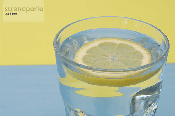 Zitronenscheibe im Wasserglas
