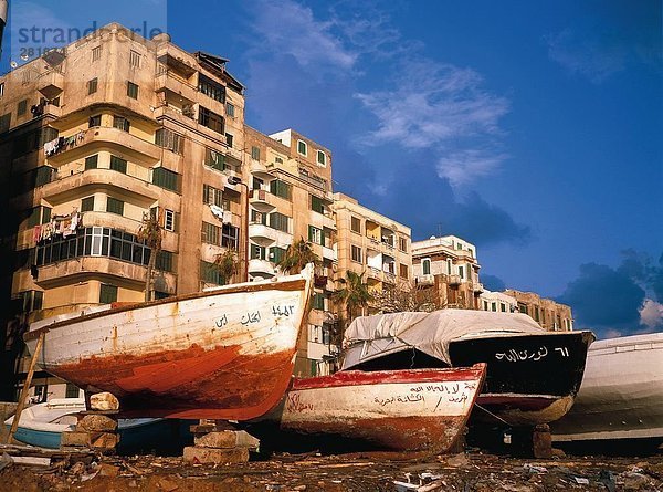 Boote vor der Hochhäuser  Alexandria  Ägypten