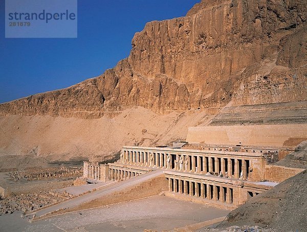 Erhöhte Ansicht der Ruinen der Totentempel der Hatschepsut  Deir el-Bahari  Luxor  Ägypten