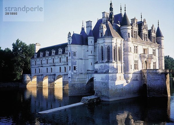 Burg umgeben von Wasser  Château De Chenonceau  Indre-Et-Loire  Frankreich