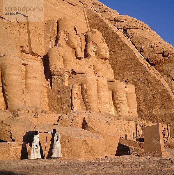 Zwei Personen bei alten ägyptischen Tempel  große Tempel von Ramses II  See Nasser  Abu Simbel  Ägypten