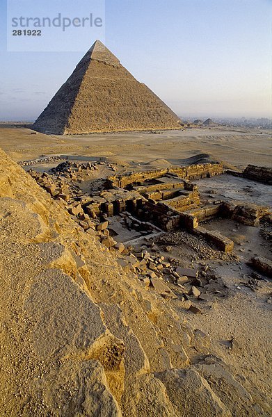 Ruinen in der Nähe von Pyramide in der Wüste  Pyramiden  Giza  Kairo  Ägypten
