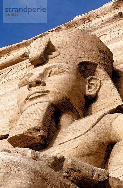 Untersicht von Ramses II Statue  große Tempel von Ramses II  Abu Simbel  Ägypten