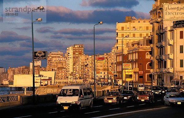 Verkehr auf der Straße in der City  Alexandria  Ägypten