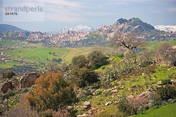 Felsformationen auf Landschaft  Madonie Berge Naturpark  der Ätna  Sizilien  Italien