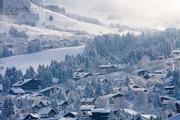 Erhöhte Ansicht des Chalets im Schnee  Megeve  Haute-Savoie  Rhône-Alpes  Frankreich