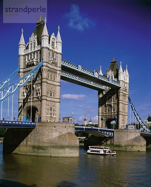 Vergnügungsboot im Fluss  Tower Bridge  Thames River  London  England