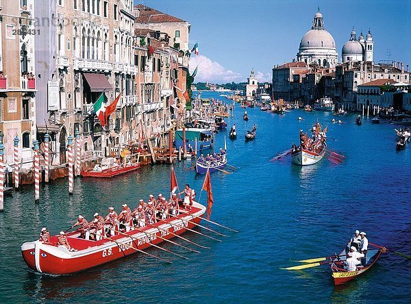 Schiffer Ruderboote in Canal  Canal Grande  Santa Maria Della Salute  Venedig  Italien