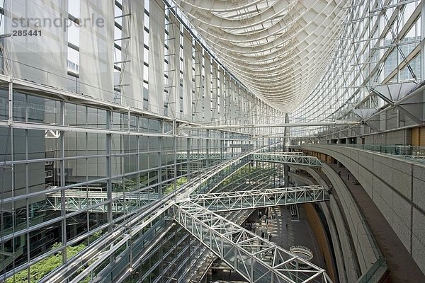 Erhöhter Fußgängerweg Innenräume des Gebäudes  Marunouchi  Präfektur Tokio  Japan