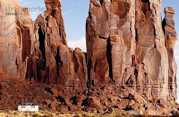Felsformationen auf trockenen Landschaft  Monument Valley  Utah  USA