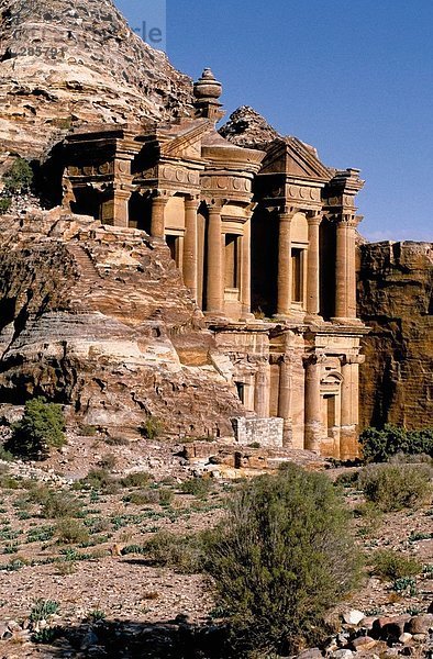 Ruinen der Gebäude auf trockenen Landschaft  Petra  Jordanien