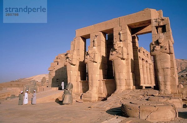 Ruinen des Tempels gegen Himmel  große Steintempel von Ramses II  Luxor  Ägypten