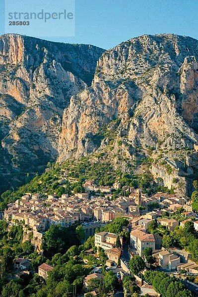 Luftbild der Stadt auf dem Hügel  Moustiers-Sainte-Marie  Gorges Du Verdon  Haute Provence  Frankreich