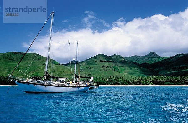 Boot ankern in der Nähe der Küste  Marquesas Inseln  französische Polinesien