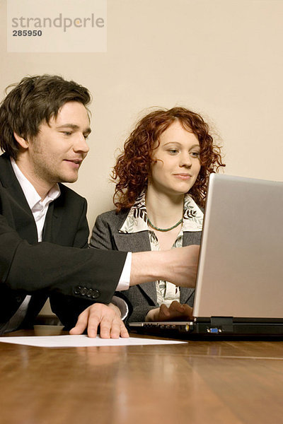 Mann und Frau arbeiten im Büro mit Laptop