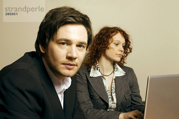 Mann und Frau vor dem Laptop