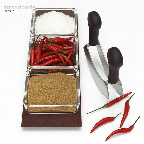 Rote Chilischoten  Salz und brauner Zucker auf dem Tablett  Nahaufnahme