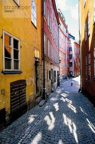 Person steht in Street  Stockholm  Schweden