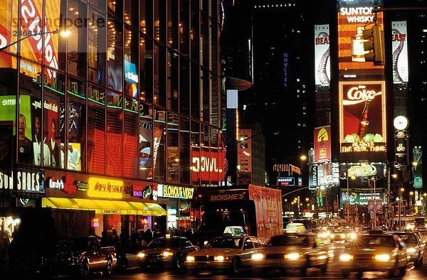 Verkehr auf der Straße bei Nacht  Times Square  Manhattan  New York City  New York State  USA
