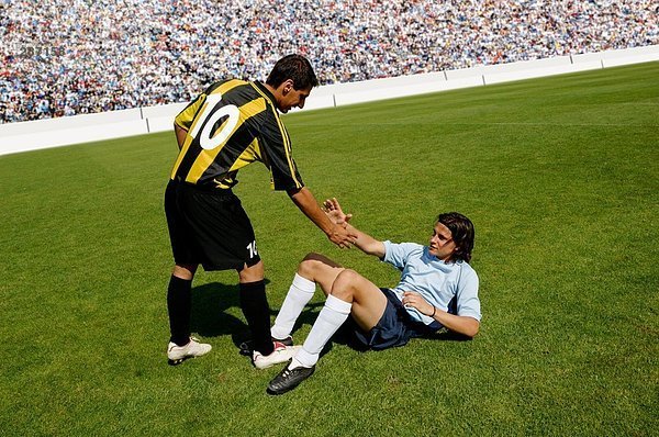 Soccer Player helfende Gegner