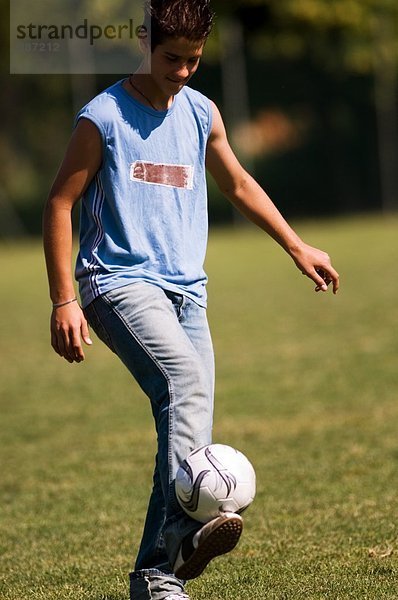 Teenager Jonglieren Soccer ball