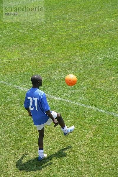 Jonglier-Ball auf Seitenlinie Fußballspieler