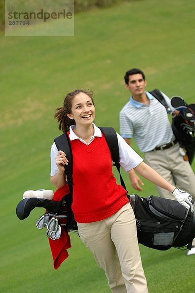 Weibliche Golfer auf dem fairway