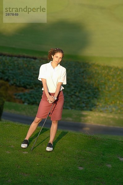 Frau posiert in einem Golf club