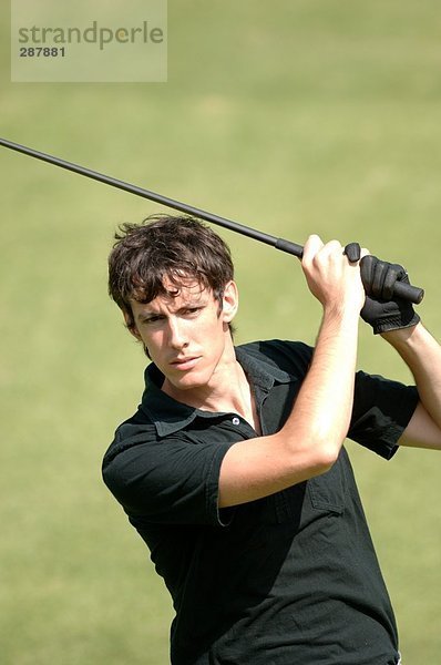 Porträt eines Mannes spielen einen Golf-Strich