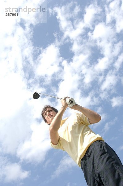 Erhöhte Ansicht eines Mannes spielen einen Golf-Strich